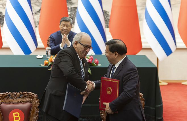 Fratti-firma-acuerdo-Uruguay-China-foto-Presidencia