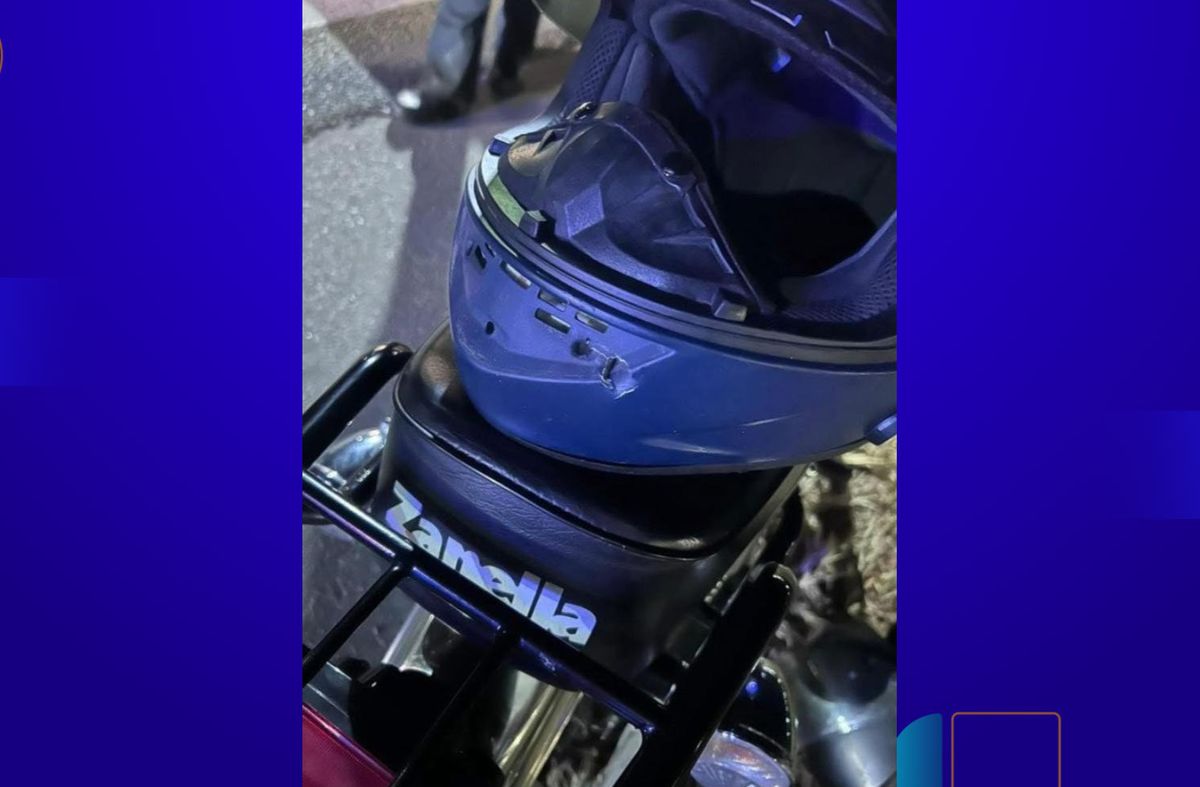 Foto cedida a Subrayado. Casco del policía con impacto de bala. Foto cedida a Subrayado. Casco del policía con impacto de bala.