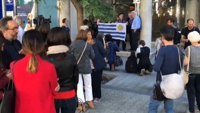 caso maria: unos 60 uruguayos en barcelona se movilizaron frente al consulado