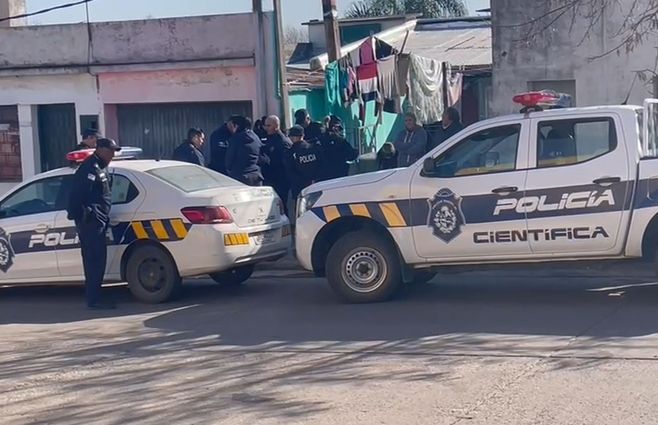 La casa donde fue hallada una mujer muerta y otros ancianos en mal estado. La Policía trabaja en el lugar. Foto: Paola Elso, Subrayado.