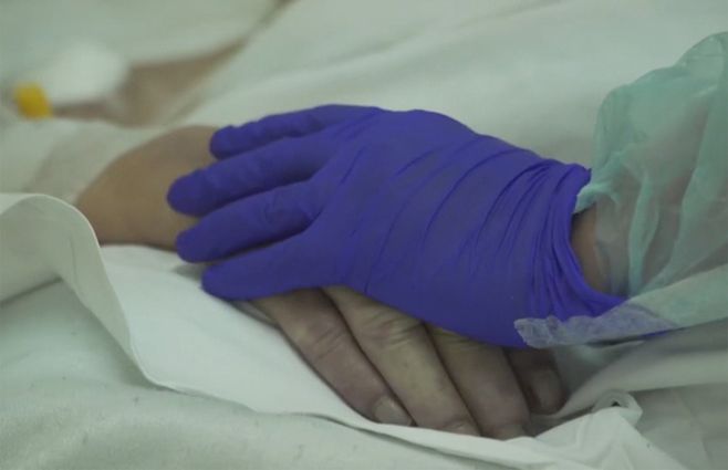 enfermera-mano-paciente-cti-covid