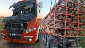 un omnibus en el que viajaban futbolistas choco contra un camion; hay tres lesionados