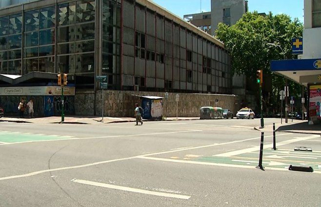 Foto: Subrayado. Esquina de 18 de Julio y Arenal Grande, Cordón.