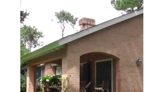 Coparon una casa para robarla, con ocho personas adentro