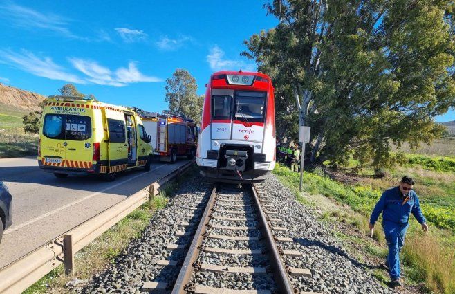 España: una grúa golpeó los vidrios de un pequeño tren. Foto publicada por el ministro de Transporte de España en X.