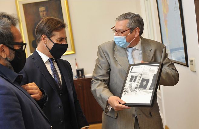 Lacalle Pou con el embajador Carlos Enciso. (Foto: compartida por la embajada de Uruguay en Buenos Aires). &nbsp;