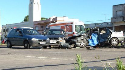 camioneta cruzo con luz roja y provoco choque de tres autos
