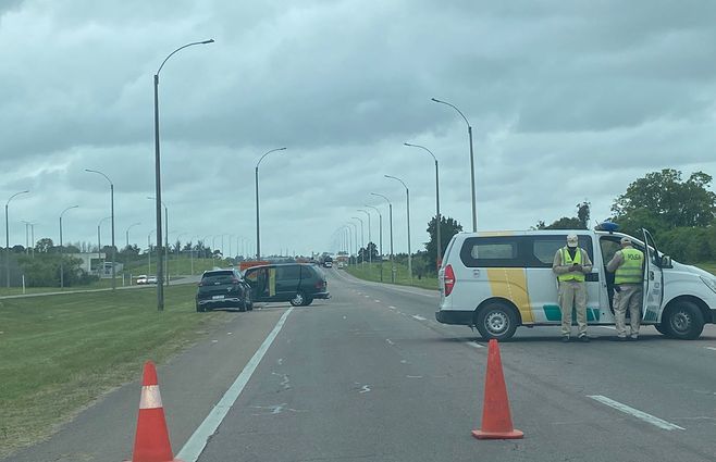 Caminera custodia la zona y ordena el tránsito en el camino a la UAM