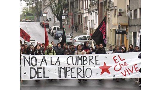 Radicales manifestaron contra conferencia de ministros de Defensa