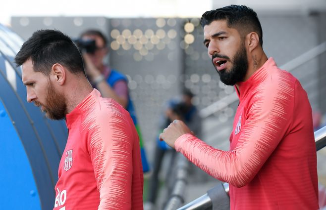 Luis Suárez arenga a Leo Messi en la previa de la semifinal. El uruguayo debe enfrentarse ante un equipo del que es ìdolo. 