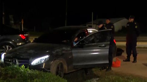 Ellos querían algo para huir; habló la mujer a la que delincuentes que robaron el BROU le quisieron llevar el auto