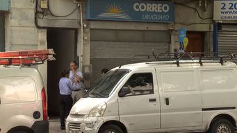 con la cara cubierta y en el momento de un gol celeste, asaltaron un local del correo