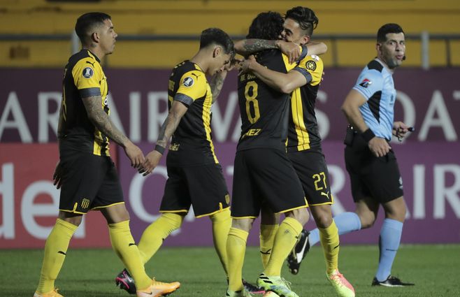 Matías Britos festeja el tercer gol aurinegro