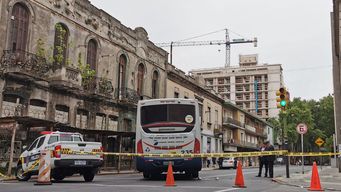 una mujer sufrio fractura en ambas piernas tras ser embestida por un omnibus