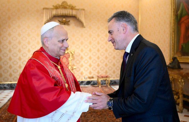 Yamandú Orsi con el papa León XIV. Foto: AFP