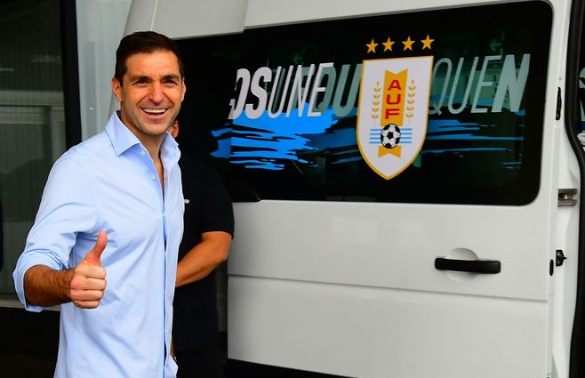 Diego Alonso en el aeropuerto de Carrasco.