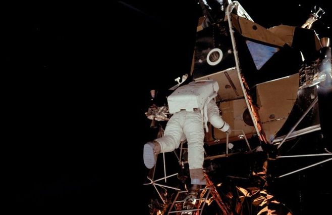 Buzz Aldrin baja del módulo lunar, el 21 de julio de 1969