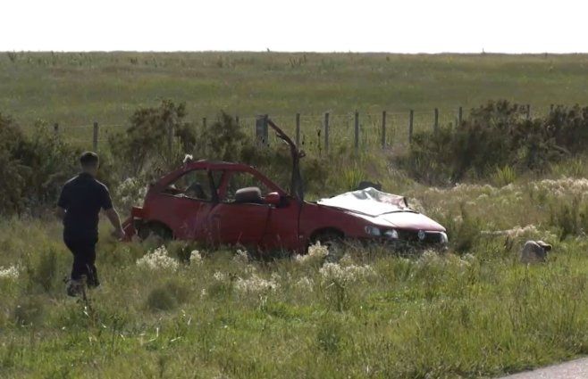 El auto donde iba la familia, en el siniestro de tránsito de Florida. Foto: Emilio Rodríguez, Subrayado.