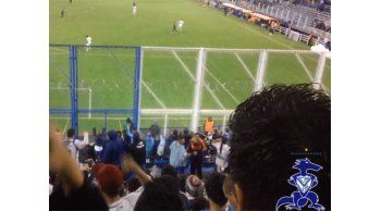 Hinchas de Vélez cantan contra parciales de Peñarol en la previa