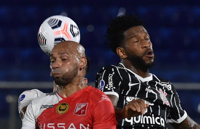 Dionisio Pérez (RP) disputa la pelota con Guilherme Camacho (C)