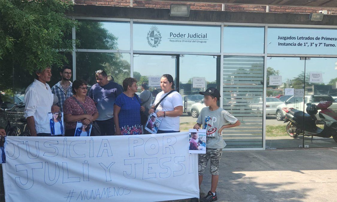 Foto: Eduardo Castro, Subrayado. La familia y conocidos de las víctimas se manifiestan frente al juzgado este jueves.
