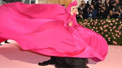 lady gaga se roba el show en la gala del met en nueva york