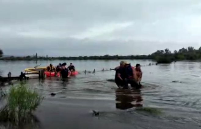 Rescate-bomberos-inundación.jpg