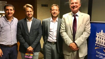 El precandidato blanco Carlos Iafigliola con los conferencistas Laje y Márquez