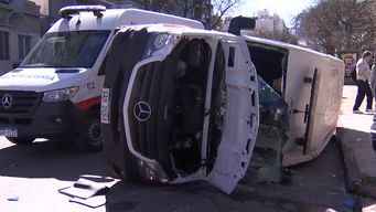 una ambulancia que se dirigia a una emergencia choco y volco en pocitos; hubo cuatro heridos