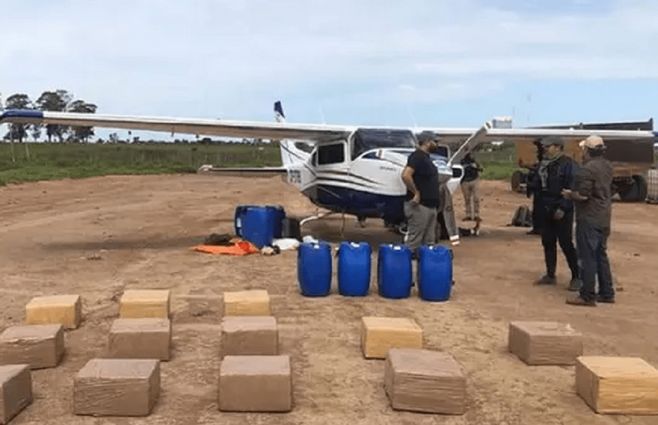 Avioneta y cocaína incauta en Paraguay. Foto: Policía de Paraguay, publicada por radio Monumental.