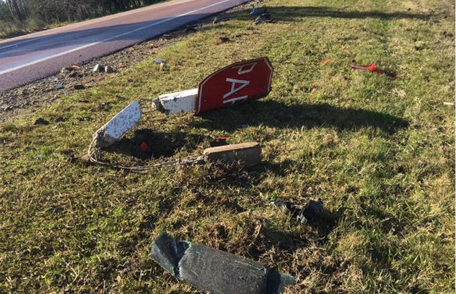 La zona del accidente y el cartel destruido. Foto: Verónica Chevalier, periodista de Subrayado.&nbsp;