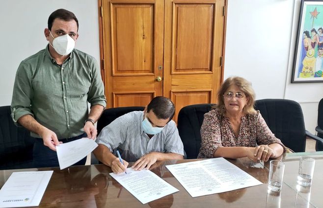 Yurramendi firmó acuerdo con escribanos y abogados por auditoria en la Intendencia de Cerro Largo. Foto: Silvia Techera