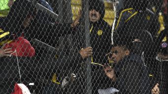 agresiones de las dos hinchadas detuvieron el partido por 30 minutos en el campeon del siglo