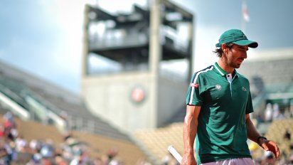 Pablo Cuevas durante el partido ante Nole Djokovich en segunda ronda de Roland Garros. Fue eliminado por quien luego resultara campeón. Luego de la derrota se fue a Lyon.