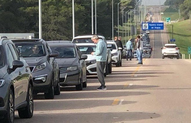 Foto: Daniel Rojas, Subrayado. Filas para acceder al puente de Fray Bentos en la mañana de este viernes.