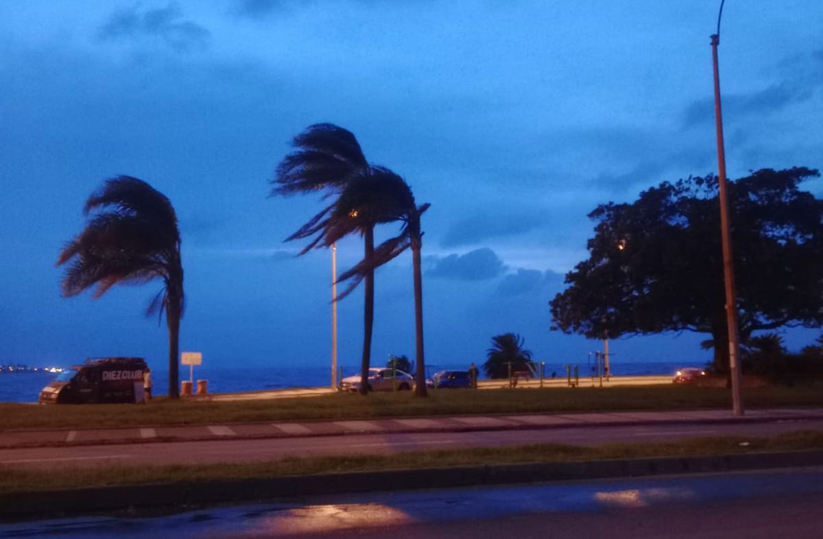 Advertencia naranja por tormentas muy fuertes y severas para todo el país, y alerta por viento muy fuerte con rachas de 120 km/h