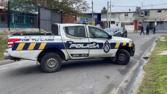 Foto: Paola Botti, Subrayado. La Policía trabaja frente a la escuela, donde ocurrió la balacera.