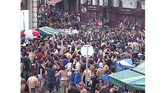 El Mercado del Puerto despidió el 2012 con lluvia de sidra