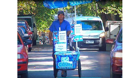 El heladero, uno de los trabajos zafrales en las playas