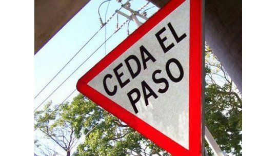 Dos procesados por robar un cartel de “Ceda el paso”