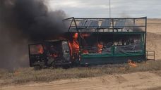 Incendio afectó camión de transporte de pasajeros en Cabo Polonio cuando llevaba a unas 16 personas