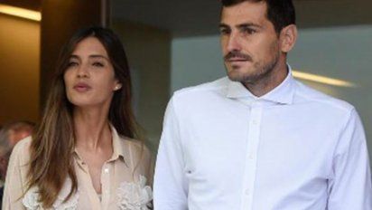 Carbonero acompaña a casillas a la salida del hospital donde el arquero fue operado del corazón.&nbsp;