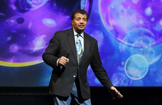 De Grasse estudió e Harvard y Columbia. Es director del Planetario Hayden en el Centro Rose para la Tierra y el Espacio investigador asociado en el Departamento de Astrofísica del Museo de Historia Natural