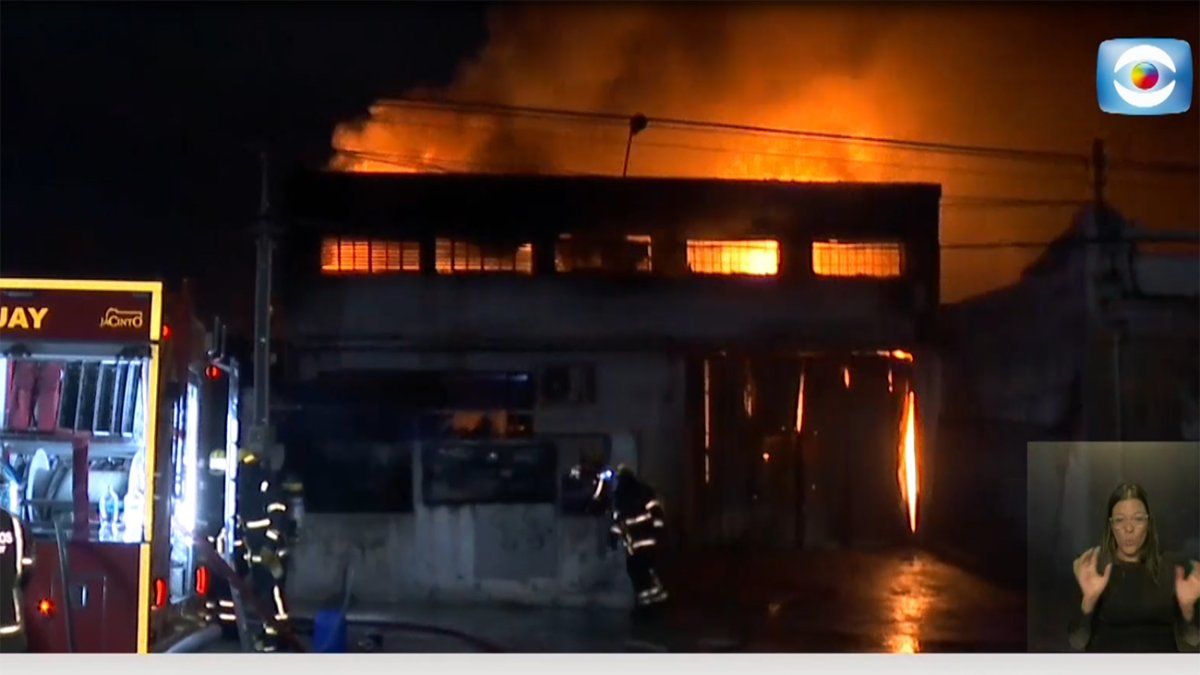Incendio en pinturería en Pueblo Victoria provoca importante fuego y condiciones de combustión intensa