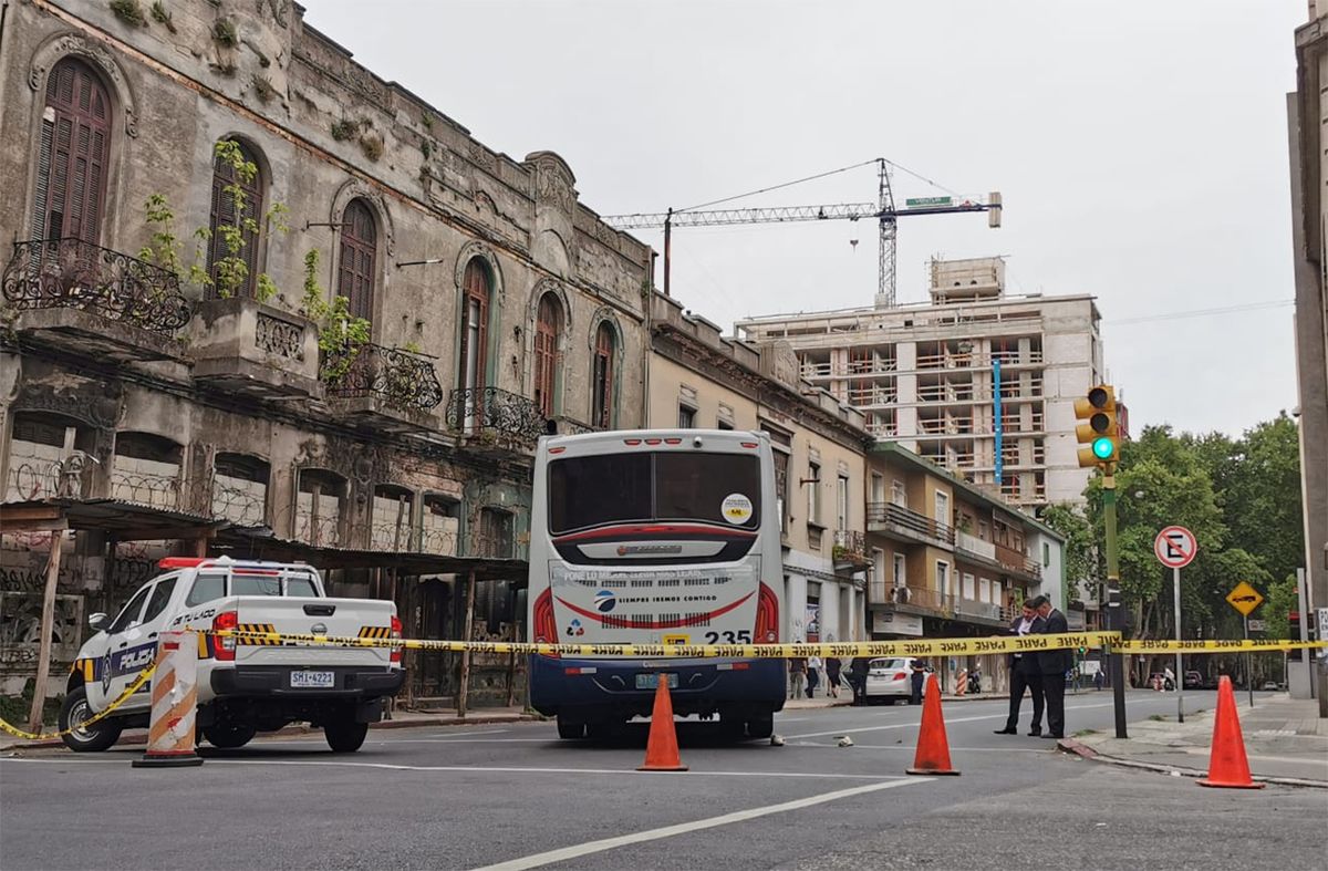 Una mujer sufrió fractura en ambas piernas tras ser embestida por un  ómnibus de Cutcsa