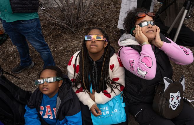 gente mirando el eclipse afp (1).jpg