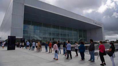 Antel Arena en un pico masivo de vacunación. En las próximas semanas los centros vacunatorios recibirán menos gente.