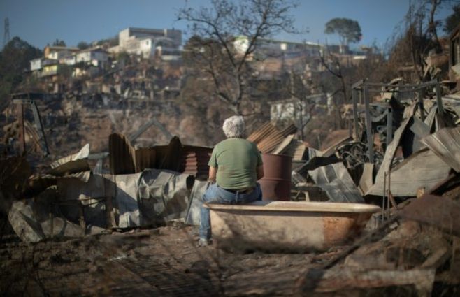 Observando el paisaje después del incendio. Valparaíso es una ciudad asentada sobre una zonarocosa, con una geografía complicada para este tipo de emergencias. 