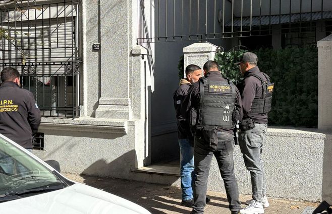 Foto: Mª. Eugenia Scognamiglio, Subrayado. Policías del Dpto. de Homicidios en investigación del crimen.