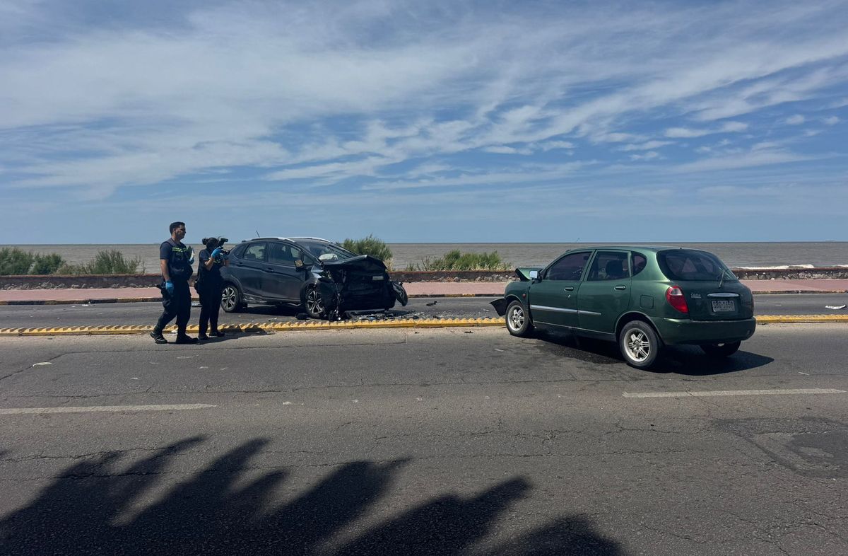 Foto: Valentina Villano, Subrayado. Accidente este 25 de diciembre en rambla, en Punta Gorda. Foto: Valentina Villano, Subrayado. Accidente este 25 de diciembre en rambla, en Punta Gorda.